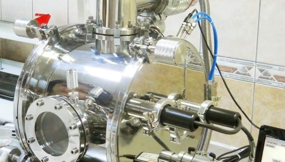 Vakum haznesi ve kontrol ünitesiyle PVD kaplama sistemi